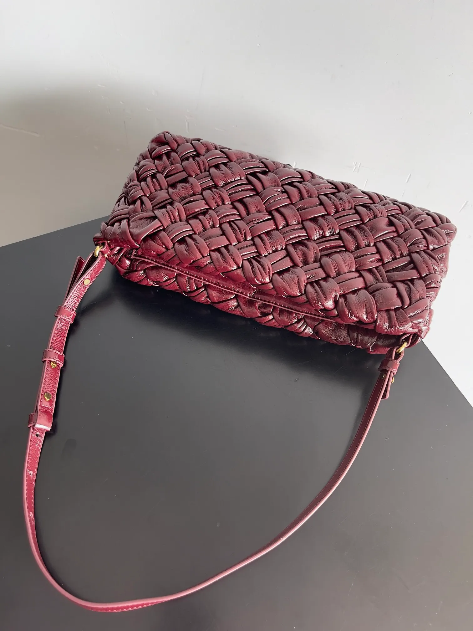Batch 2560 BottegaVeneta's latest Kalimero cha cha fashionable chacha woven handbag, a solid product! This is really not easy to make. The oil-waxed cowhide used requires craftsmen with more than 10 years of experience to produce the effect. The hand-knitting process is very difficult and time-consuming. It is a very heavy-duty product. It has a unique texture and is worth buying. The length of the shoulder straps is also perfectly adjustable. Style number: 785780 Size: 28.5*15*6cm